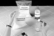 2. Voeg een halve glad afgestreken theelepel (2,5 ml.) magnesiumcarbonaat toe. Nogmaals, gebruik een juiste maatlepel.